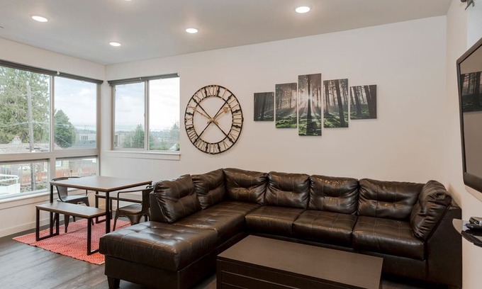 Lawton Park House | Sleeps 8 ★ BRAND NEW ★ Minutes to Downtown Seattle