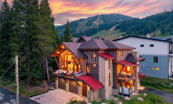 Old Town House | Slopeside Custom Chalet I 2 Hot Tubs I Fire Tables I Views I Best Price I Discounted Attractions