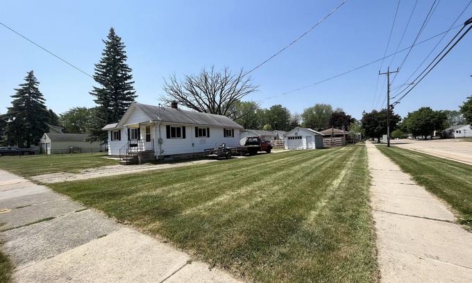 Oshkosh House | Small home close to EAA. Not a five star hotel, but a good way to save.