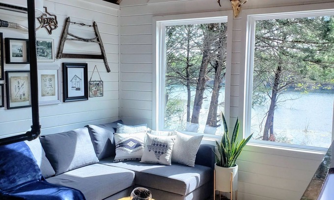 Elmo Cabin | Small Rustic Cabin in the Woods 40 minutes from Dallas