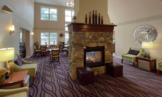 South Burlington Hotel | Smart Suites, an Ascend Collection Hotel