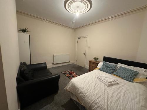 Smethwick Apartment | Smethwick Birmingham Cosy Spacious Bedroom - Free WiFi & Parking