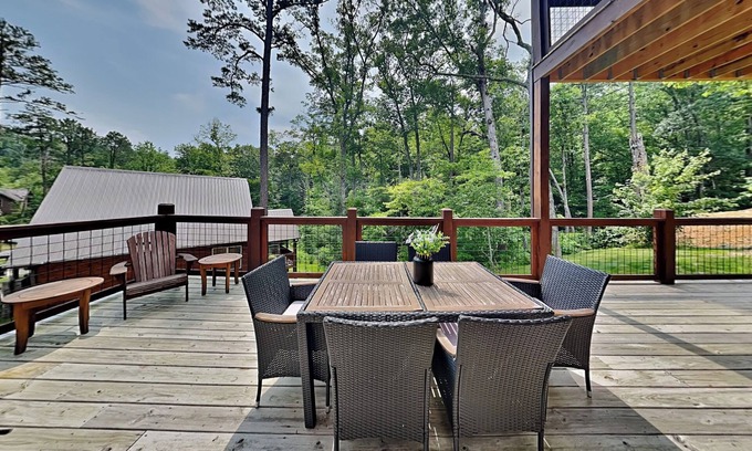 Gatlinburg - Pigeon Forge Cabin | Smoky Poolside Chalet