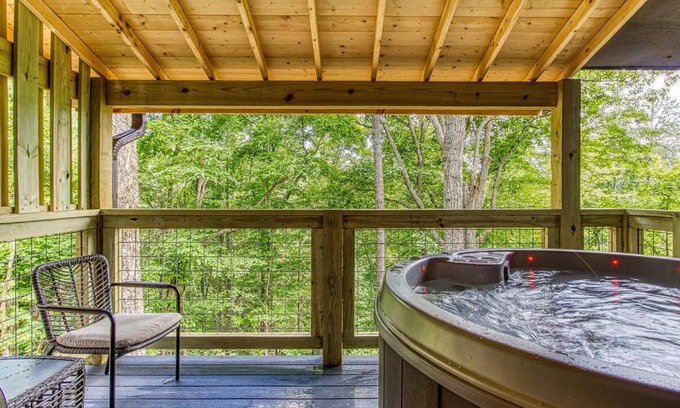 Gatlinburg - Pigeon Forge House | Smoky Vista Cottage, Hot Tub, WIFI, Mtn Views, 685 FREE tickets each paid day!