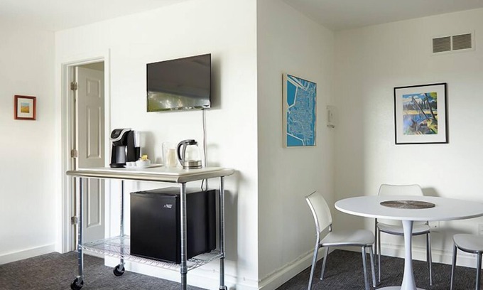Downtown Anchorage Hotel | Snob Hollow Inn