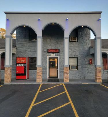 North Chesterfield Hotel | Snow White Motel