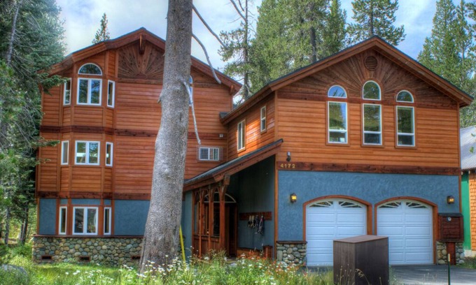 Serene Lakes House | 'Snowflake Chalet' Bright, beautiful, spacious mountain retreat in Serene Lakes