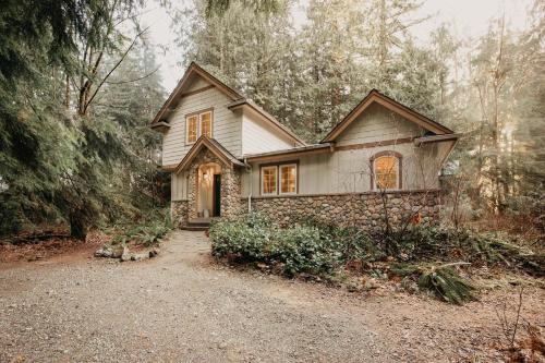 Glacier House | Snowline Cabin #34 - Hot Tub - Wi-Fi - Ping Pong