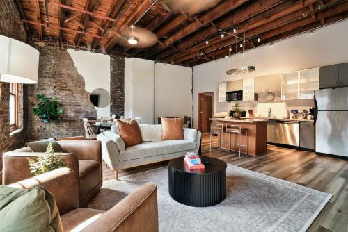 Old City Apartment | Soaring Designer Ceiling Condo near Market Square