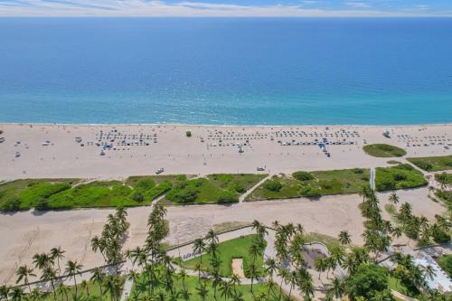 Flamingo/Lummus Apartment | SOBE MONARCH 2BEDROOM 2 BATH MODERN apt- WALK TO OCEAN DRIVE