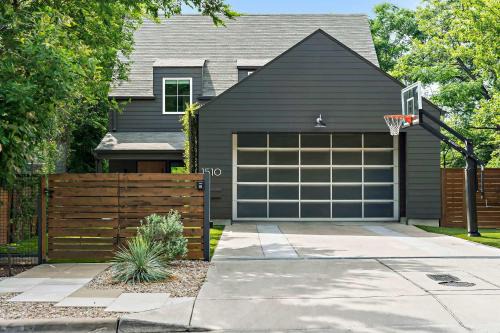 Bouldin House | SoCo Oasis - 4BR, Pool, Gym, Fire Pit, DT ATX