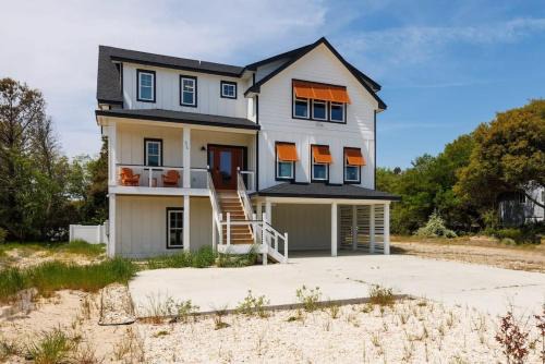 Whalehead Beach House | Sojourn Aurora 7 BR Pool & Hot Tub