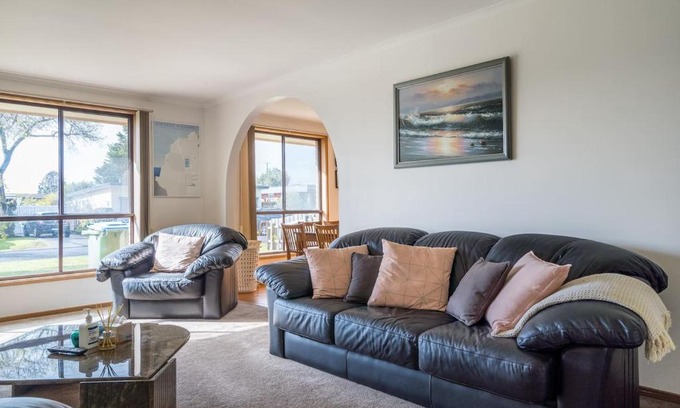 Dromana House | Solander's Retro Residence - By the Beach Group Stay