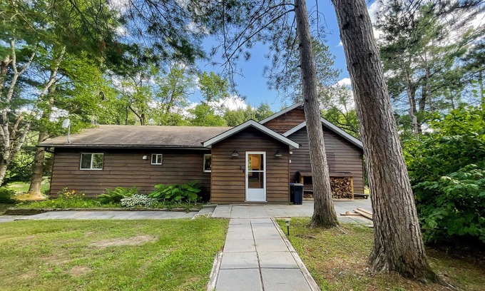 Kawartha Lakes Cottage | Somerville Lodge - year round relaxation
