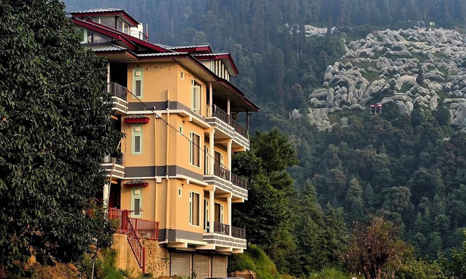 Kumharsain House | Soothing 3-bedroom in Narkanda.nNestled in the middle of Apple Orchards