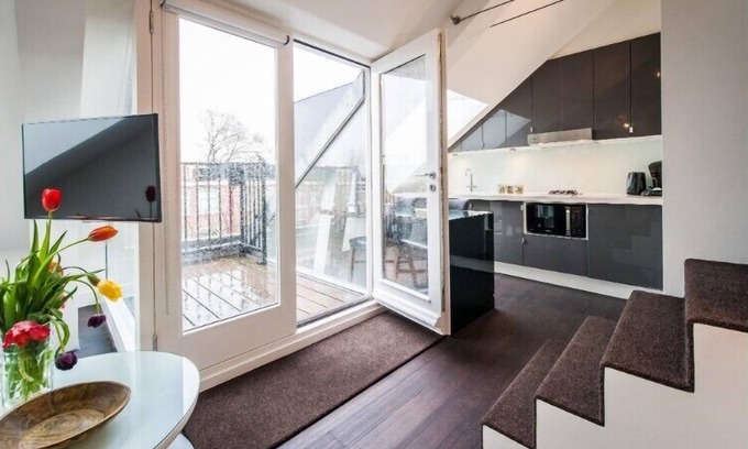 Dapperbuurt Apartment | Sophisticated and bright rooftop studio for 2 pers near Oosterpark with balcony