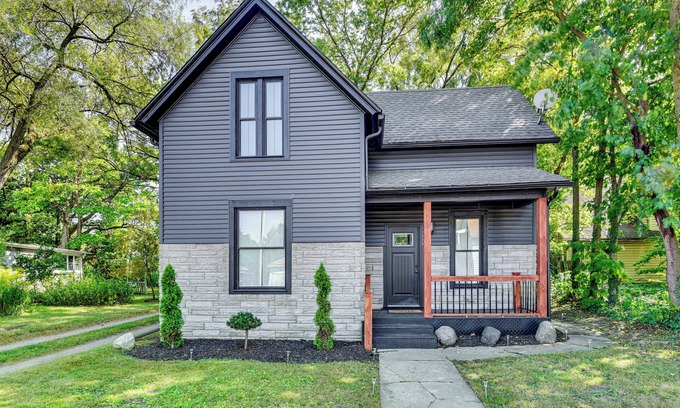 Near Northwest House | South Bend Stay Close to Notre Dame!