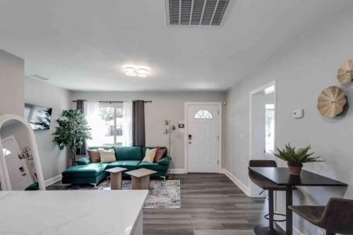 Sun Bay South House | South Tampa 3BR with Backyard that Sleeps 10