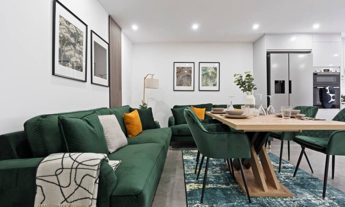 New Forest District House | Southampton Getaway | Huge Home + Garden Sleeps 10