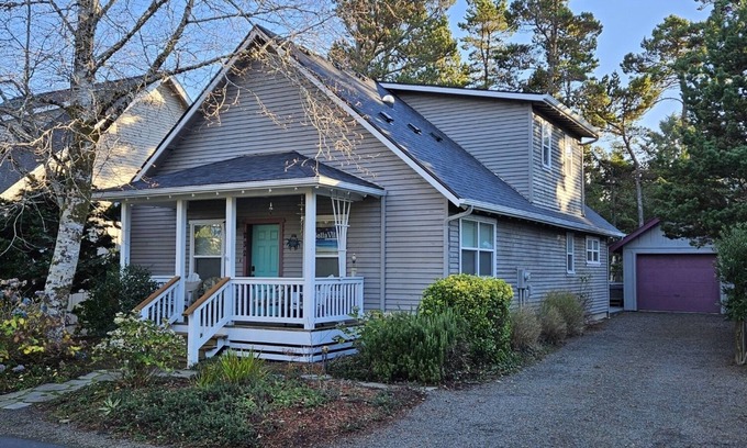Lincoln Beach Cottage | Spa, Game room, Pool table, Short walk to beach through beautiful neighborhood!