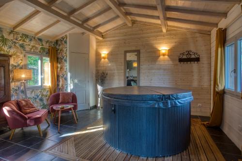 Saint-Cybranet Ski Chalet | spa privatif intérieur du chalet -la truffe- le bois de la pause-