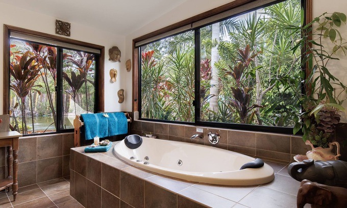 Doonan House | Spa with beautiful view, cozy fireplace - Beach 10 km - Eumundi Markets 6 km