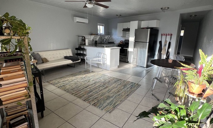 Greater East End Apartment | Spacious 1 bed/1 bath with granite kitchen - just a mile from EaDo/Stadiums