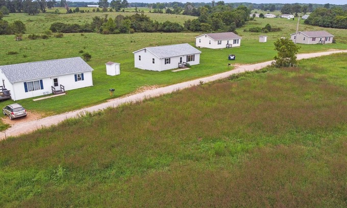 Dora Cabin | Spacious 1200sf cabin (7) in Ozark county near the river. Pets allowed.