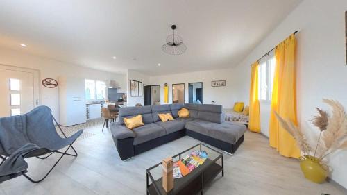 Nezignan-L'Eveque Apartment | Spacious 2 bedroom Apartment with Garden Near Pezenas