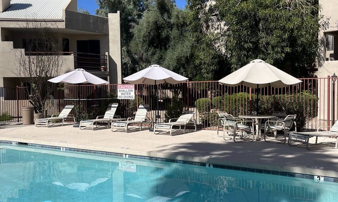 Paradise Valley Village Condo | Spacious 2bd 2ba Condo, 20 min to Old Town, walk to restaurants, heated pool🌴☀️⛳️