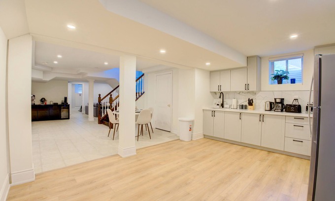 Churchill Meadows Apartment | Spacious 2BR Suite Fully Equipped W/Free Parking!