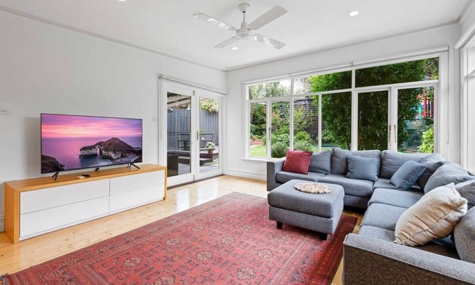 Kensington House | Spacious 3-Bed Home near Flemington Racecourse