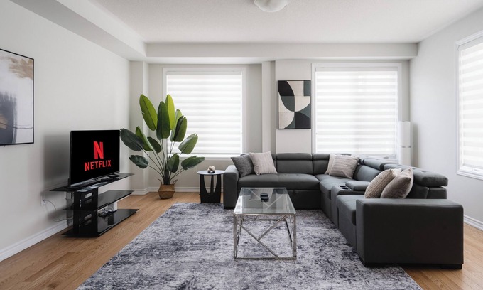 Brampton House | Spacious 3-bedroom 5 bed townhome in Quiet Brampton Location All Amenities Inc.
