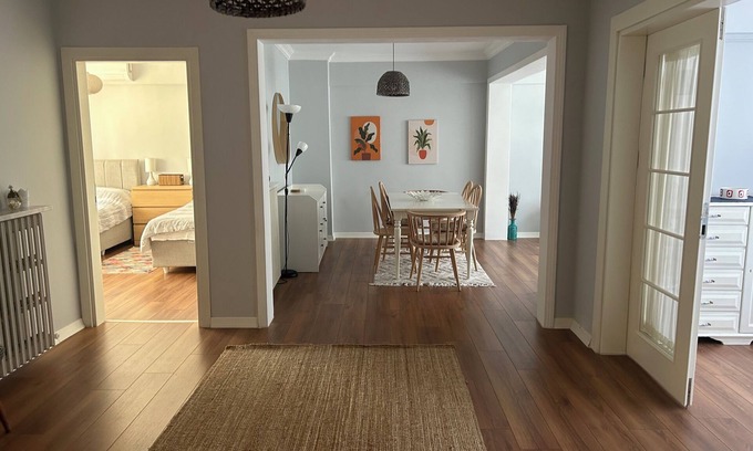 Moda Apartment | Spacious 3-bedroom apartment with WiFi, AC in wonderful Kadıköy Istanbul
