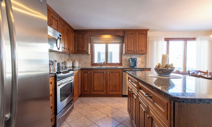 Seabrook Apartment | Spacious 3-bedroom apartment with AC, WiFi in Seabrook Beach
