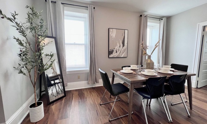 Shaw Apartment | Spacious 3 Bedroom Sleeps 5 - Walk to Botanical Garden - Long Term Pet Friendly