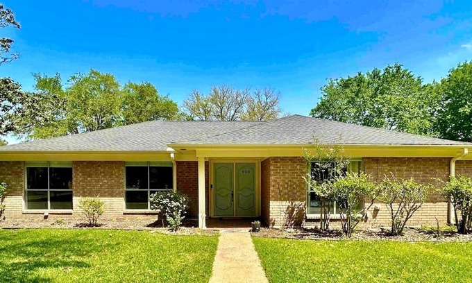 Beaumont House | Spacious 3bed 2 bath with 3 King Beds. Pool/Game room. Centrally located