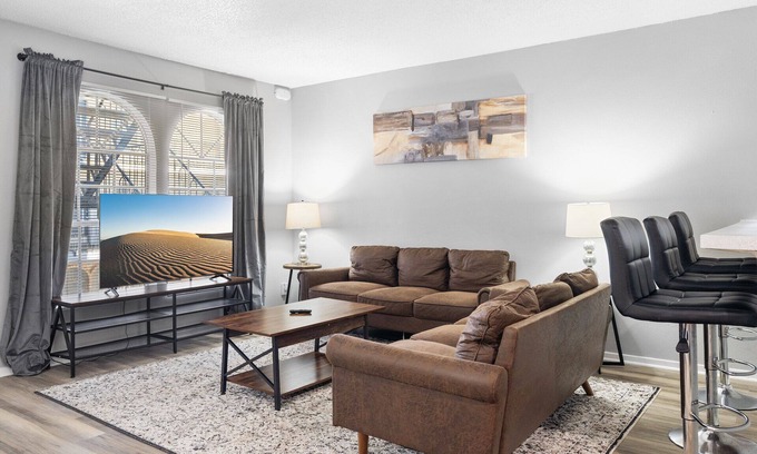 North University Apartment | Spacious 3BR/2BA next to UT 9768