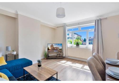 Turkey Street Apartment | Spacious 3BR House, Garden, Enfield North London, Comfy for Contractors and Relocators