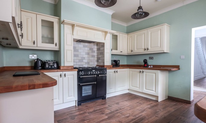 Handsworth House | Spacious 4 Bed House in Birmingham, Suitable for Contractors