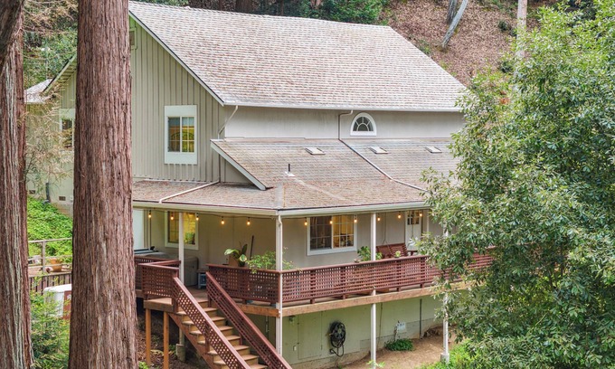 Brookdale House | Spacious 4-bedroom house in lovely Brookdale with fitness room, WiFi