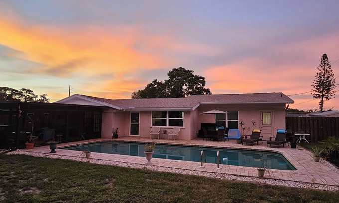 Crooked Creek House | Spacious 4bed/2bath home in Sarasota w/pool 5 miles from Siesta Key Beach!