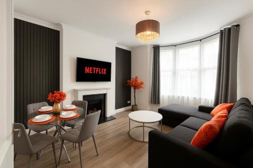 Lee Green Apartment | Spacious 4BR Duplex 12min to London Bridge with Parking & Garden