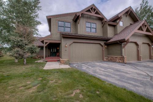 The Highlands House | Spacious 4BR Near Trails with Shuttle to Slopes