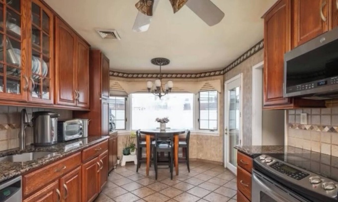 Syosset House | Spacious 5BR Home Sleeps 10 Near NYC & Long Island Beaches