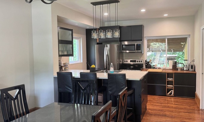 Old West Side House | Spacious 5BR Townhouse w/Roof Deck, Walk to Main St in Ann Arbor