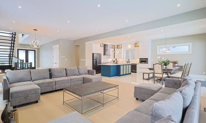 Niagara Falls Villa | Spacious 6-bedroom villa in enchanting Niagara Falls with AC