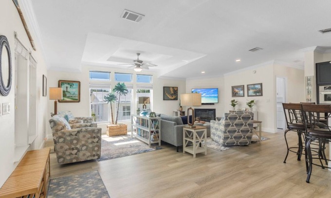 Truckland House | Spacious and cozy! 3 min from beaches, Prime location with shopping & dining!