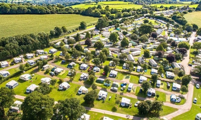 Axminster House | Spacious and luxurious 12ft-wide caravan with one double and two twin bedrooms.