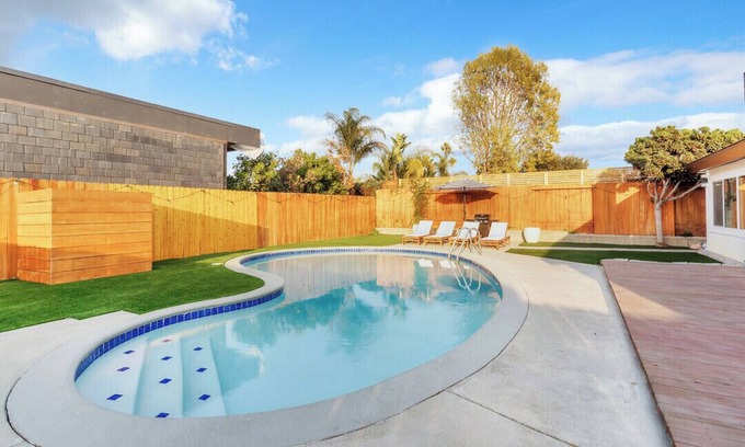 Serra Mesa House | Spacious & Central 5-bedroom house in San Diego with Pool + Firepit, Sleeps 11